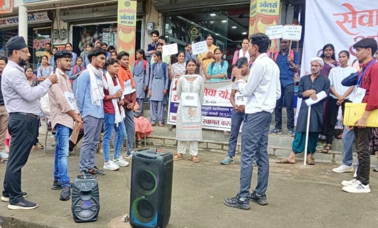 नमो सेवा गाथा के तहत विद्यार्थियों ने नुक्कड़ नाटक से दिया जनजागरूकता का संदेश नमो सेवा गाथा के तहत विद्यार्थियों ने नुक्कड़ नाटक से दिया जनजागरूकता का संदेश