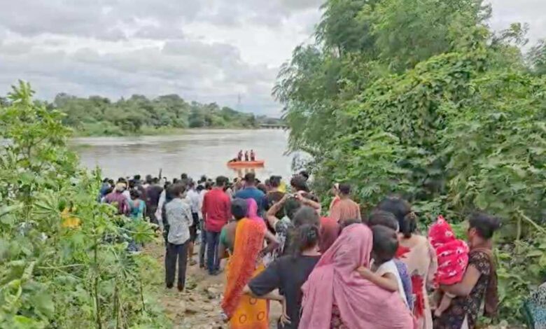 अरपा नदी में नहाने गए दो बच्चे बहे, तलाश में जुटी पुलिस और SDRF अरपा नदी में नहाने गए दो बच्चे बहे, तलाश में जुटी पुलिस और SDRF