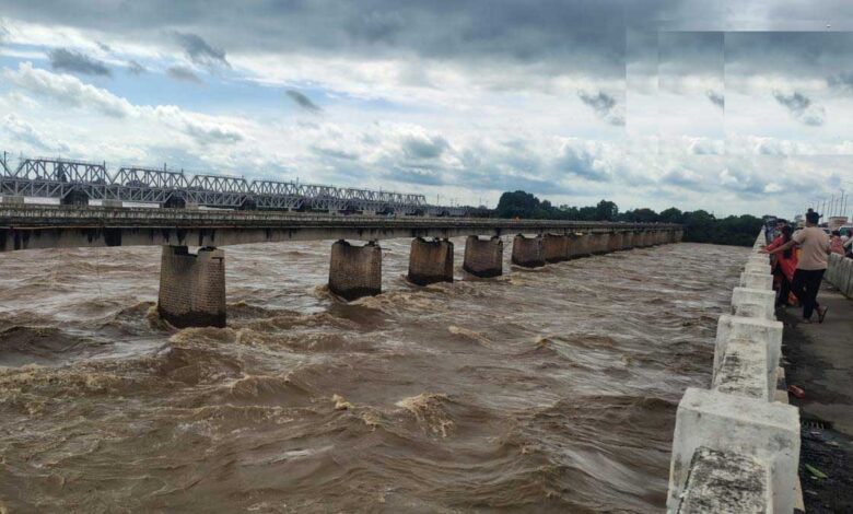 महासमुंद में बारिश से बिगड़े हालात, महानदी उफान पर; तीन दर्जन गांव अलर्ट