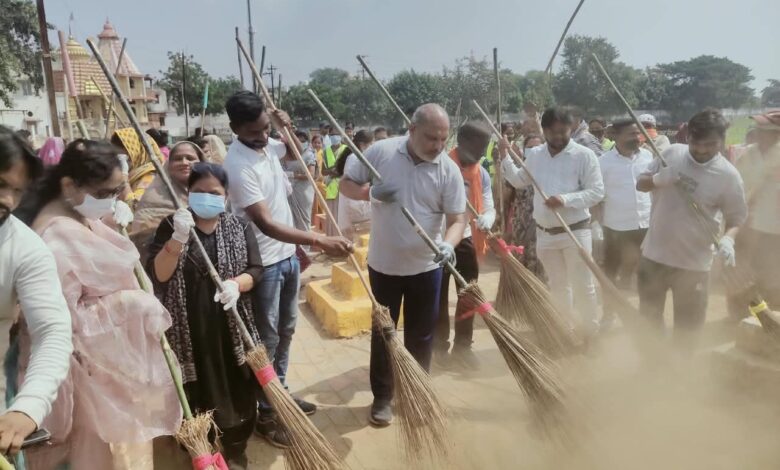 सेवा संकल्प अभियान : त्वरित जनसेवा से श्रमदान और पोषण जागरूकता तक, सेवा संकल्प अभियान अंतर्गत दुर्ग में दिखी जनभागीदारी सेवा संकल्प अभियान : त्वरित जनसेवा से श्रमदान और पोषण जागरूकता तक, सेवा संकल्प अभियान अंतर्गत दुर्ग में दिखी जनभागीदारी