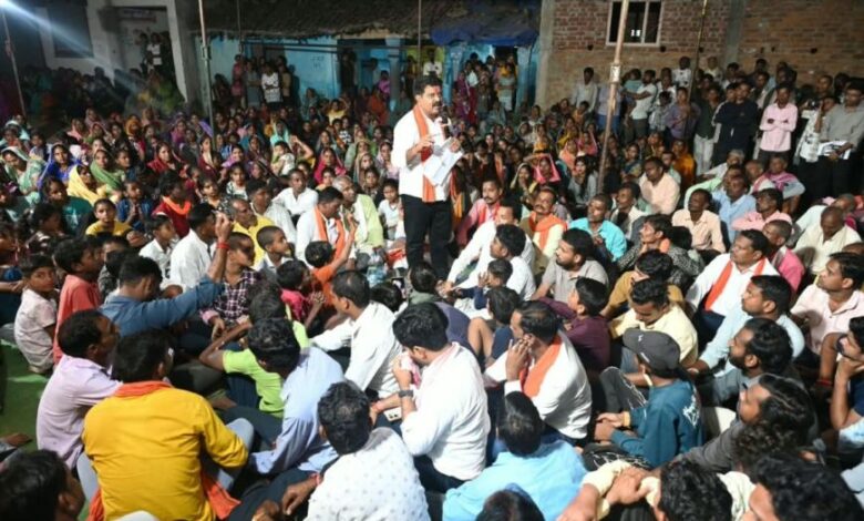 वनांचल गांवों में पहुंचे विजय शर्मा, चौपाल लगाकर सुनीं ग्रामीणों की समस्याएं