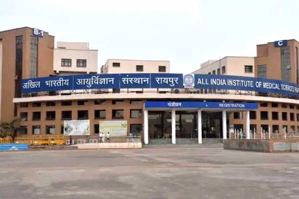 रायपुर AIIMS परिसर में पार्किंग कर्मचारियों का उत्पाद: मरीज युवक से मारपीट, माँ के सामने की अभद्रता… रायपुर AIIMS परिसर में पार्किंग कर्मचारियों का उत्पाद: मरीज युवक से मारपीट, माँ के सामने की अभद्रता…