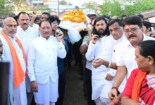 मुख्यमंत्री विष्णुदेव साय ने स्वर्गीय डोमनलाल कोर्सेवाड़ा को दी अंतिम विदाई, गृह ग्राम भेंडरा पहुंचकर अर्पित की श्रद्धांजलि