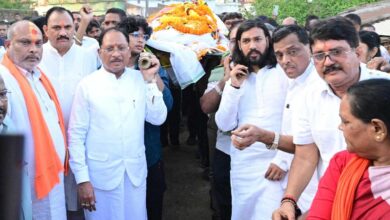 मुख्यमंत्री विष्णुदेव साय ने स्वर्गीय डोमनलाल कोर्सेवाड़ा को दी अंतिम विदाई, गृह ग्राम भेंडरा पहुंचकर अर्पित की श्रद्धांजलि