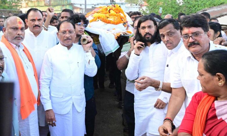 मुख्यमंत्री विष्णुदेव साय ने स्वर्गीय डोमनलाल कोर्सेवाड़ा को दी अंतिम विदाई, गृह ग्राम भेंडरा पहुंचकर अर्पित की श्रद्धांजलि मुख्यमंत्री विष्णुदेव साय ने स्वर्गीय डोमनलाल कोर्सेवाड़ा को दी अंतिम विदाई, गृह ग्राम भेंडरा पहुंचकर अर्पित की श्रद्धांजलि