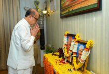 राज्यपाल श्री रमेन डेका ने महात्मा गांधी एवं लाल बहादुर शास्त्री को श्रद्धा सुमन अर्पित किए