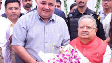 पर्यटन मंत्री राजेश अग्रवाल ने विधानसभा अध्यक्ष डॉ. रमन सिंह को दी जन्मदिन की बधाई