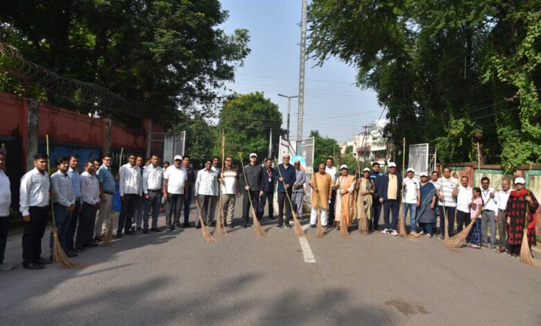 गांधी जयंती पर राज्यपाल रमेन डेका ने चलाया स्वच्छता अभियान