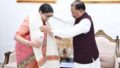 छत्तीसगढ़ दौरे पर स्मृति ईरानी, CM विष्णुदेव साय और डॉ. रमन सिंह से की मुलाकात