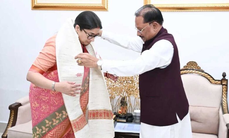 छत्तीसगढ़ दौरे पर स्मृति ईरानी, CM विष्णुदेव साय और डॉ. रमन सिंह से की मुलाकात छत्तीसगढ़ दौरे पर स्मृति ईरानी, CM विष्णुदेव साय और डॉ. रमन सिंह से की मुलाकात
