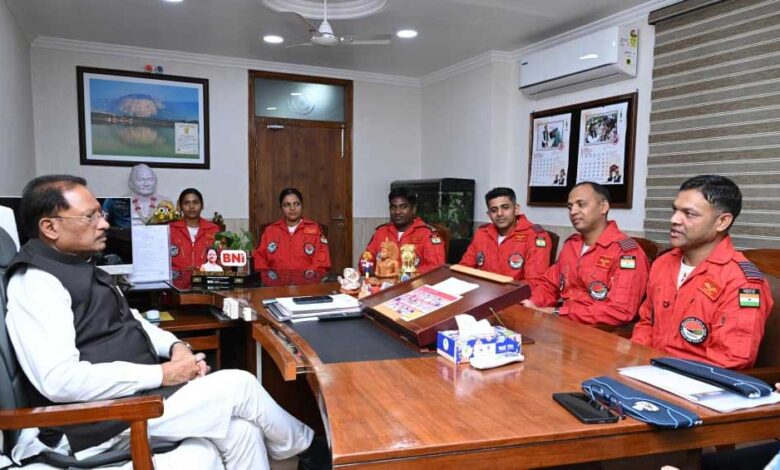 नवा रायपुर में गूंजेगा वायुसेना का शौर्य, आसमान में दिखेगा सारंग का रोमांच नवा रायपुर में गूंजेगा वायुसेना का शौर्य, आसमान में दिखेगा सारंग का रोमांच