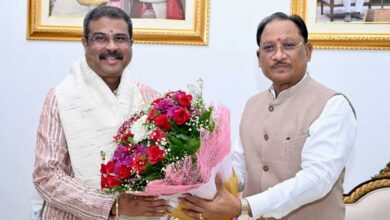 मुख्यमंत्री विष्णुदेव साय से केंद्रीय मंत्री धर्मेंद्र प्रधान ने की सौजन्य मुलाकात