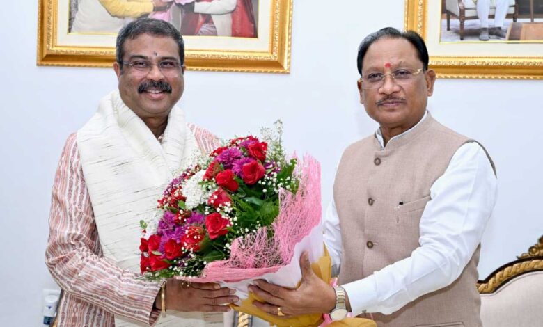 मुख्यमंत्री विष्णुदेव साय से केंद्रीय मंत्री धर्मेंद्र प्रधान ने की सौजन्य मुलाकात मुख्यमंत्री विष्णुदेव साय से केंद्रीय मंत्री धर्मेंद्र प्रधान ने की सौजन्य मुलाकात