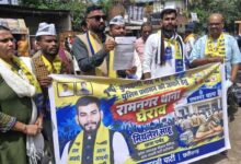 ज्वेलर्स में लाखों की चोरी के विरोध में AAP का प्रदर्शन, रामनगर पुलिस चौकी का घेराव