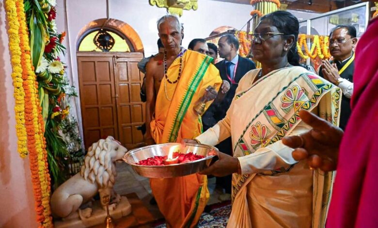 राष्ट्रपति द्रौपदी मुर्मु ने किए मां दंतेश्वरी के दर्शन, देश की सुख-समृद्धि के लिए की प्रार्थना