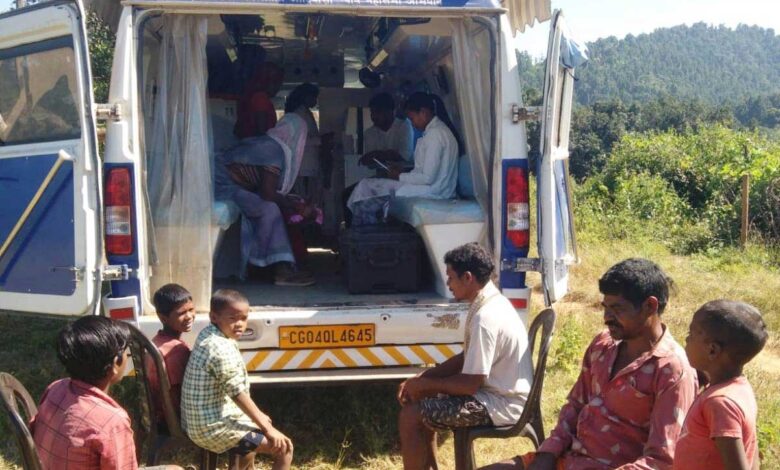 बलरामपुर के दूरस्थ गांवों में पहुंची स्वास्थ्य सेवाएं, मोबाइल मेडिकल यूनिट से ग्रामीणों की हुई जांच